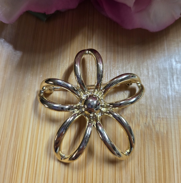 Jewelry - Elegant Gold Flower Brooch